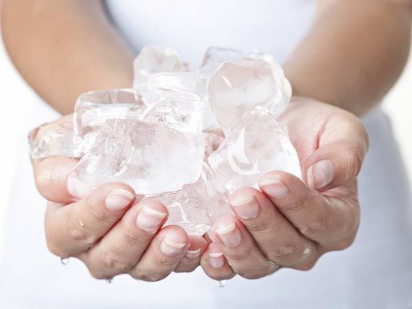 فواید یخ برای صورت و نحوه انجام یخ درمانی برای مراقبت از پوست صورت