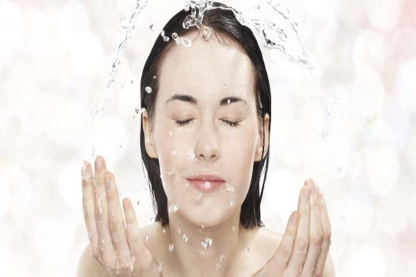 فواید و عوارض آب نمک برای پوست
