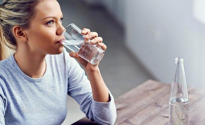 خطرات نوشیدن آب زیاد و پیشگیری از مسمومیت با آب