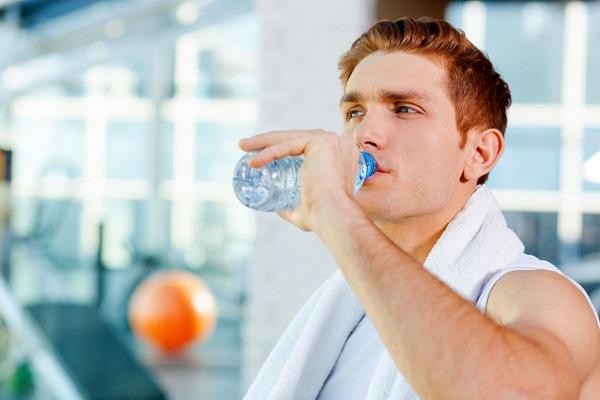 خطرات نوشیدن آب زیاد و پیشگیری از مسمومیت با آب