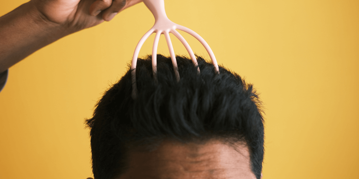ماساژ پوست سر رشد مو را تقویت می کند