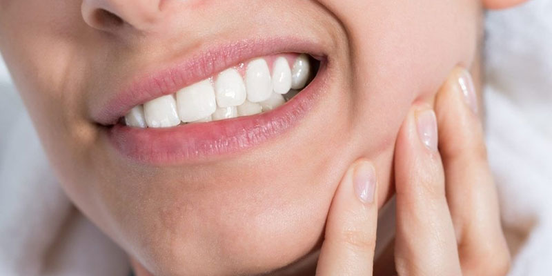 دندان قروچه چیست؟ علل و علائم دندان قروچه و درمان خانگی دندان قروچه در خواب