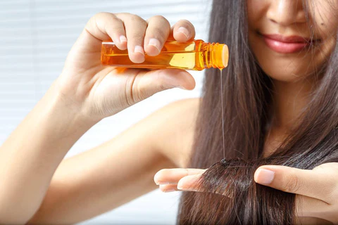 فواید ماساژ مو با روغن داغ برای سلامت مو، درمان ریزش مو با ماساژ روغن داغ و بهترین روغن برای ماساژ مو