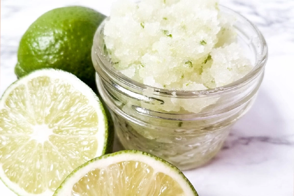 فواید اسکراب شکر لیمو خانگی برای پوست