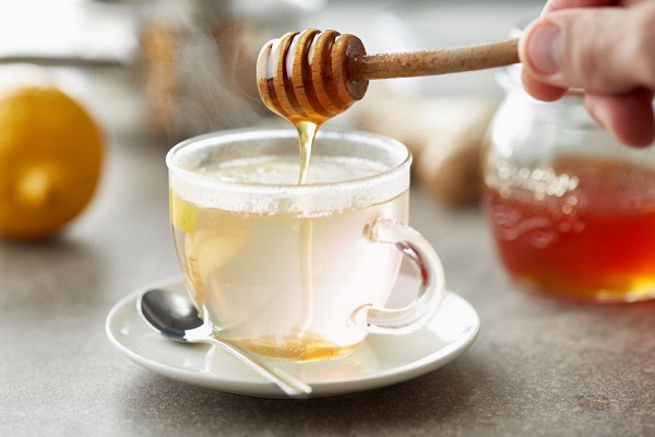 فواید و عوارض نوشیدن عسل با آب گرم برای سلامتی